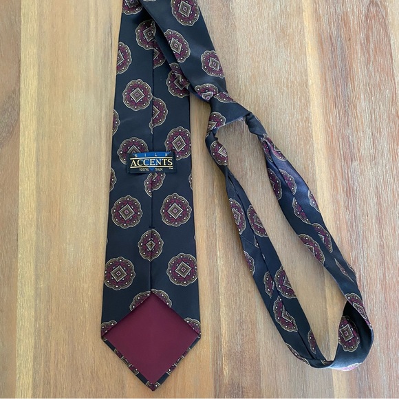 Men's Black Patterned Silk Accents Tie - Picture 8 of 10